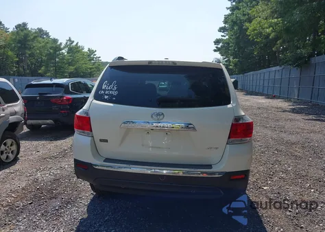 2013 Toyota Highlander Se V6 z USA, uszkodzony, nr VIN 5TDBK3EH8DS197330